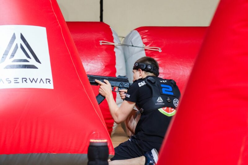 Игрок LASERWAR в прицеле за ярко-красным надувным укрытием.